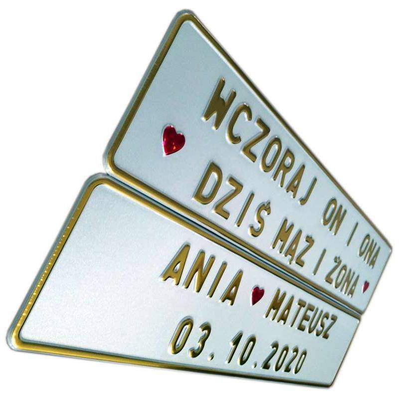 biała tablica rejestracyjna, złoty napis, wczoraj on i ona dziś mąż i żona