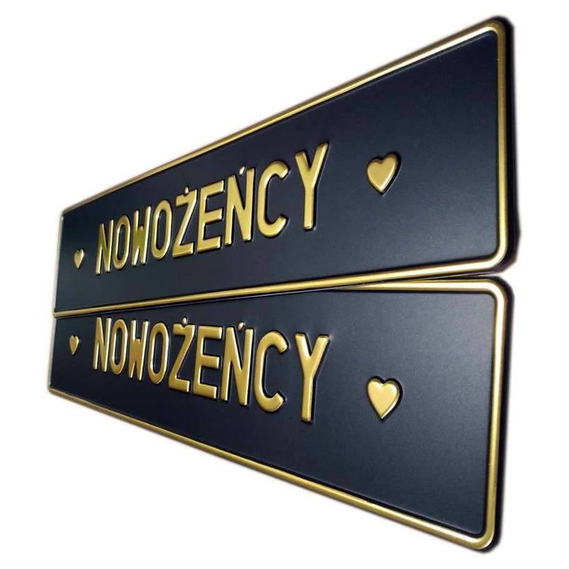 Nowożeńcy, czarne tablice rejestracyjne, złoty napis, złote serca.