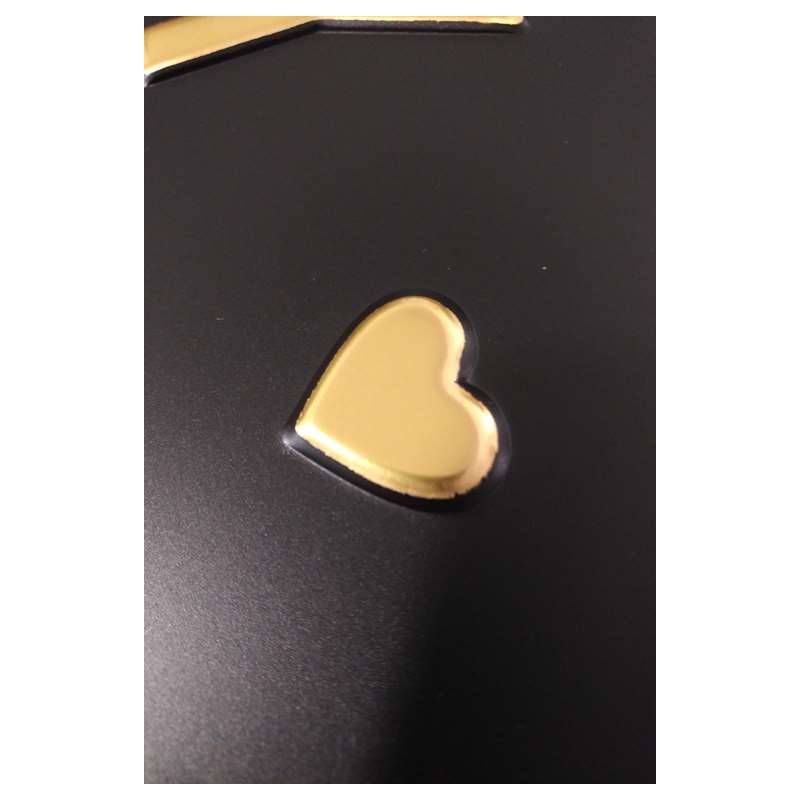 Nowożeńcy, czarne tablice rejestracyjne, złoty napis, złote serca.