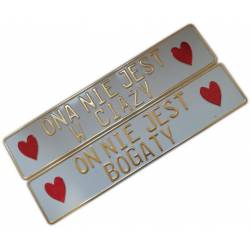 Ona nie jest w ciąży, on nie jest bogaty - ślubne tablice samochodowe