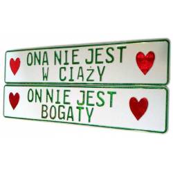 Ona nie jest w ciąży, on nie jest bogaty, tablice rejestracyjne, białe, zielony napis, czerwone serca