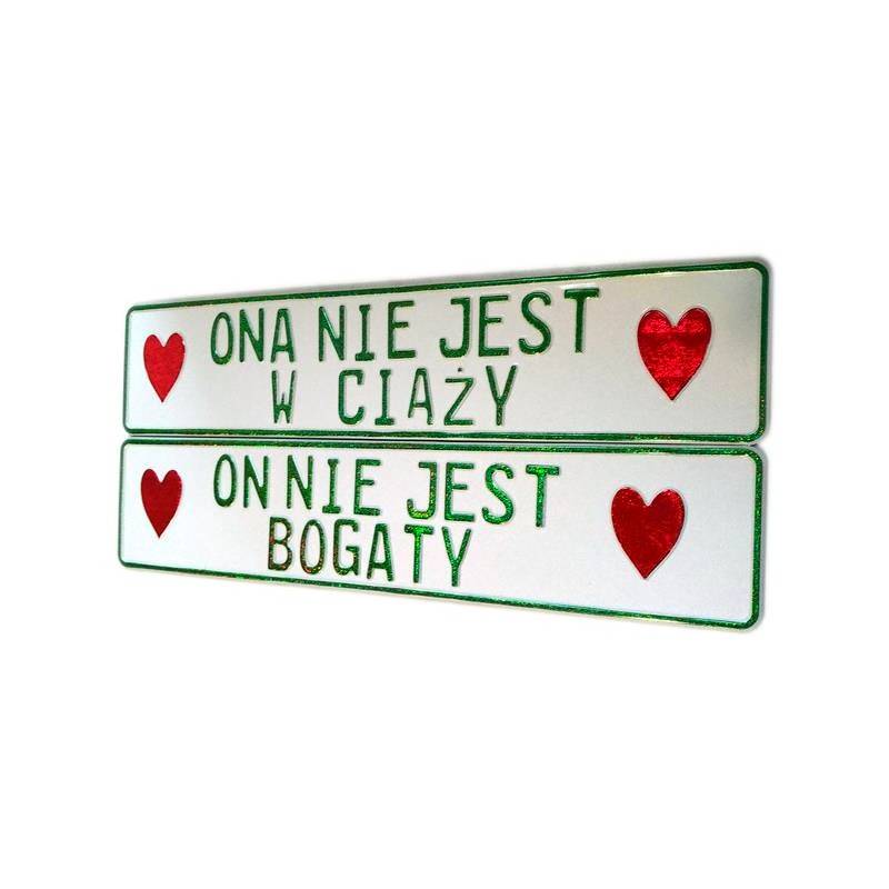 Ona nie jest w ciąży, on nie jest bogaty, tablice rejestracyjne, białe, zielony napis, czerwone serca