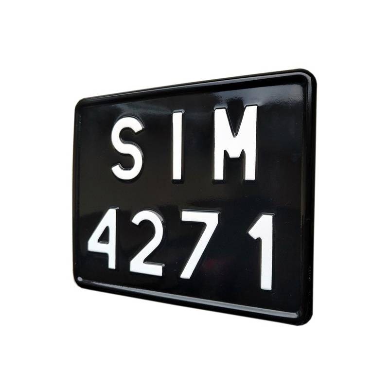 czarna kwadratowa tablica rejestracyjna, biały napis, tablica do ciągnika, traktora, motoru