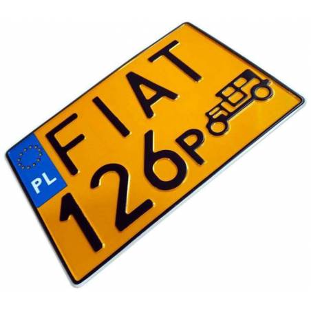 fiat 126p, żółta tablica rejestracyjna, polska żółta kwadratowa tablica rejestracyjna. żółte tło, czarny napis fiat 126p