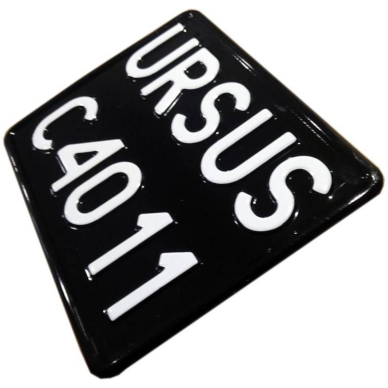 czarna kwadratowa tablica rejestracyjna, biały napis, tablica do ciągnika, traktora, motoru