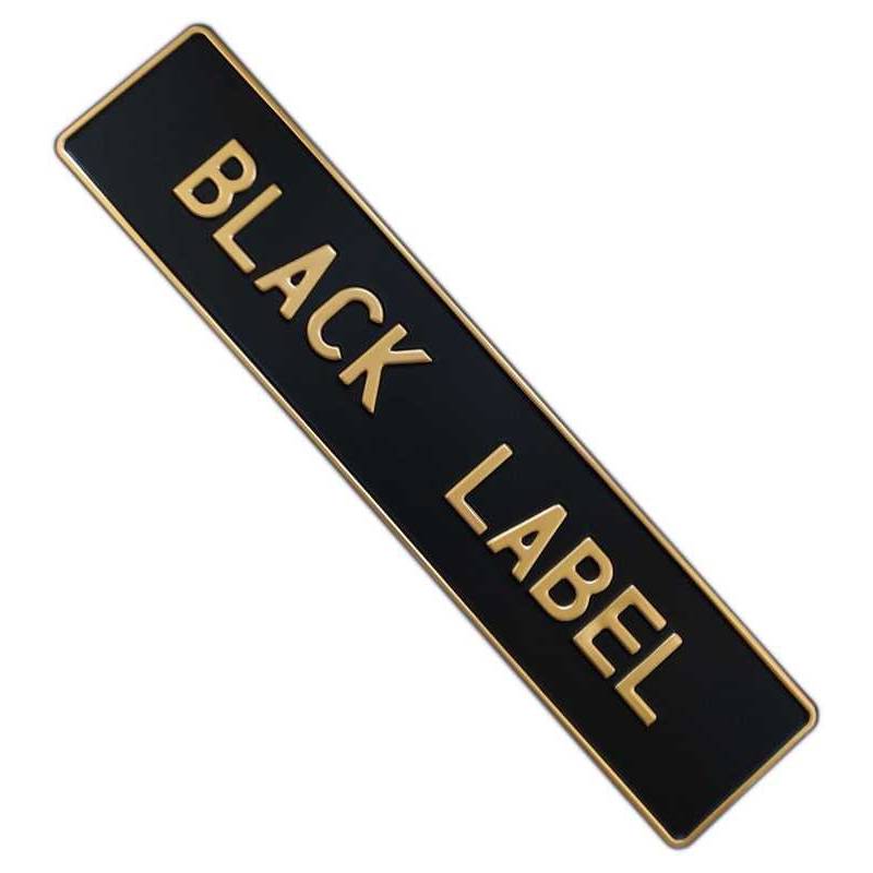 Czarna matowa tablica rejestracyjna, złoty napis BLACK LABEL