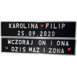 czarna tablica rejestracyjna, srebrny napis, wczoraj on i ona dziś mąż i żona