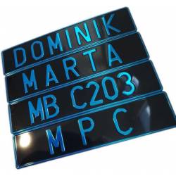 czarna tablica rejestracyjna, niebieski napis