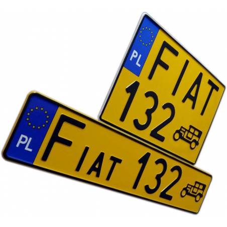 Fiat 132, żółte tablice rejestracyjne. Kwadratowa, prostokątna. Czarny napis. Niebieski pasek.
