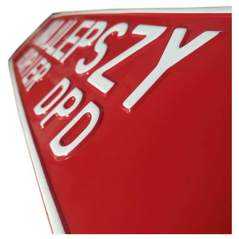 czerwona tablica, białe litery, najlepszy kurier