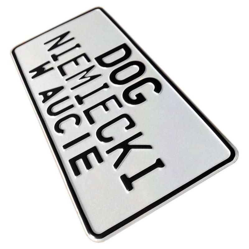 Dog Niemiecki w Aucie, biała tablica aluminiowa, tłoczona, czarny napis