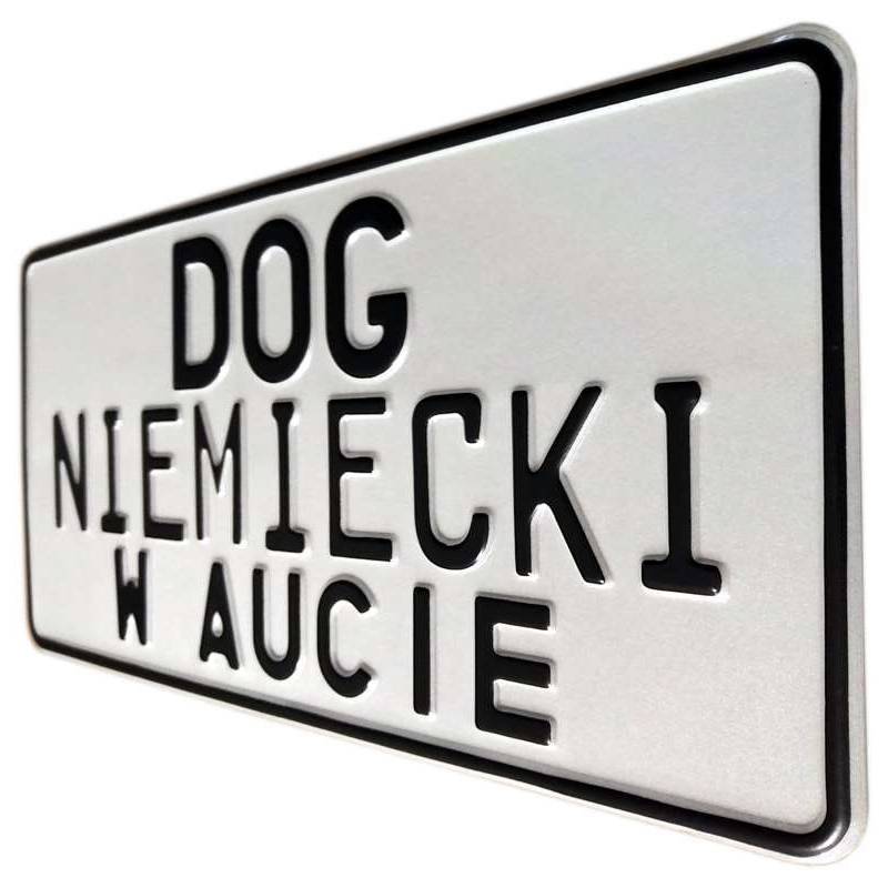Dog Niemiecki w Aucie, biała tablica aluminiowa, tłoczona, czarny napis