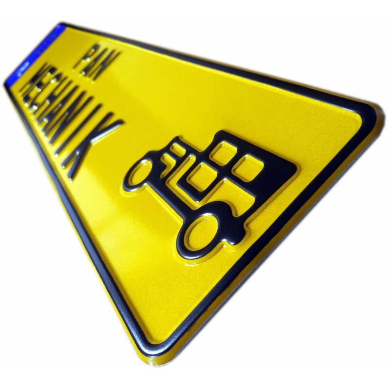 Pan Mechanik, polska żółta samochodowa tablica rejestracyjna